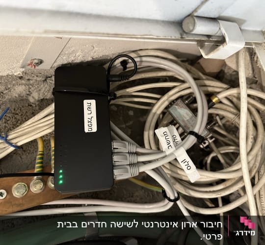 מתג רשת עם כבלים מחוברים ותוויות זיהוי